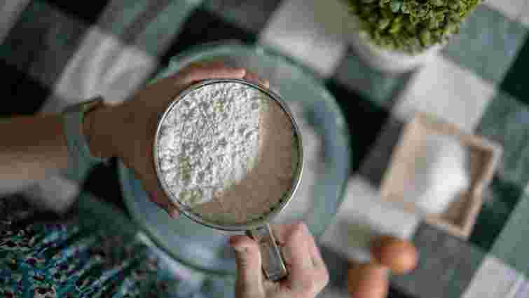 Густа, ароматна, без грудочок: як правильно обсмажити борошно для підливи