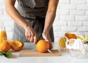 Если видите на апельсине “пупок” — покупайте сразу: в таком фрукте не будет косточек