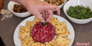 Этот “елочный шарик” станет украшением рождественского стола: как оригинально подать намазку (РЕЦЕПТ)