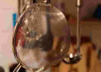 Кожна чарунка буде чистою: як правильно та швидко помити сито