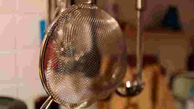 Кожна чарунка буде чистою: як правильно та швидко помити сито