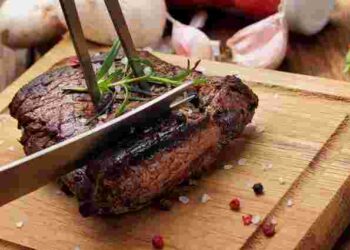 Як зробити м’ясо ніжним: проста формула з двох інгредієнтів