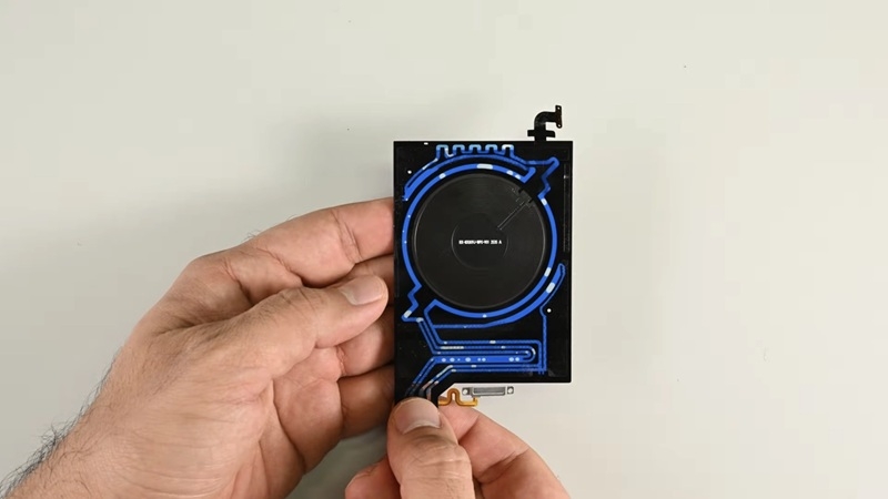 Спеціалісти iFixit оцінили ремонтопридатність геймерського флагмана Red Magic 11 Pro на 3 бали з 10 — і проблема не в системі охолодження