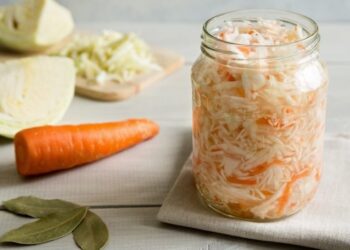Из-за этого квашеная капуста покрывается слизью: экспертка рассказала о распространенной ошибке хранения