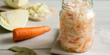 Из-за этого квашеная капуста покрывается слизью: экспертка рассказала о распространенной ошибке хранения