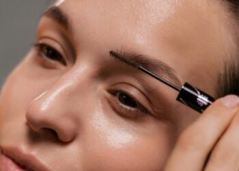 Як намалювати густі брови, щоб вони виглядали натурально: 4 перевірені методи
