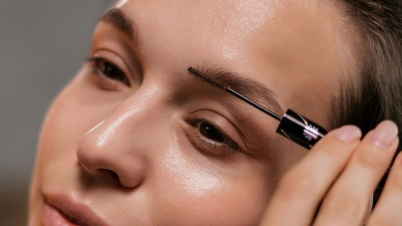 Як намалювати густі брови, щоб вони виглядали натурально: 4 перевірені методи