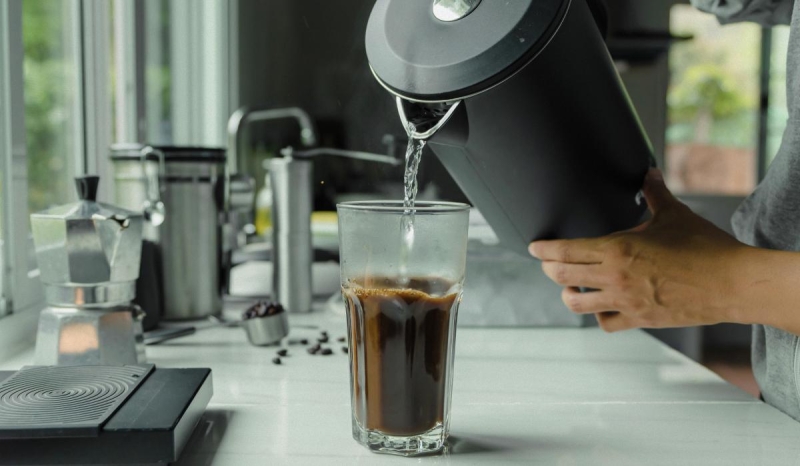 Як очистити чайник від накипу: простий продукт справляється краще за оцет