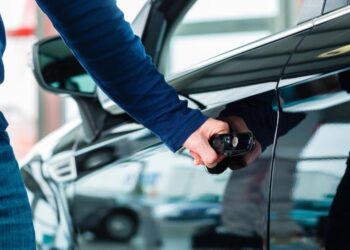 Як відкрити машину за 5 хвилин, якщо ключі залишилися всередині: лайфхак від автомобілістів