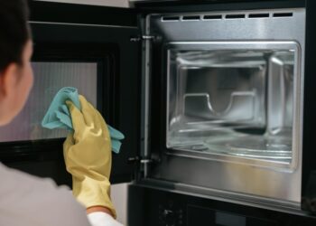 Як відмити мікрохвильовку всередині за 5 хвилин: що налити в миску і нагріти (відео)