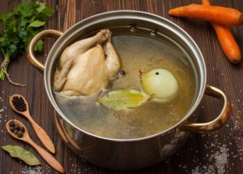 Как сварить действительно вкусный куриный бульон: будет насыщенным и бархатным