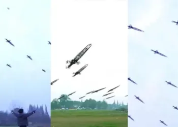 Китаєць запустив рій летючих мечів