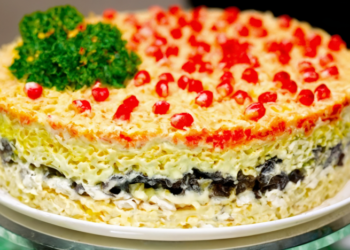 Курица, морковь и грибочки: салат “Татьяна” покорит всех за праздничным столом (РЕЦЕПТ)