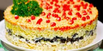 Курица, морковь и грибочки: салат “Татьяна” покорит всех за праздничным столом (РЕЦЕПТ)