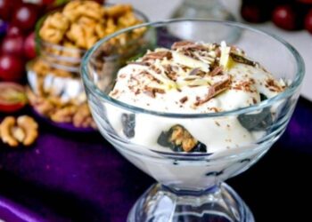 Лучший десерт из детства за 10 минут: как приготовить чернослив в сметане (ВИДЕО)