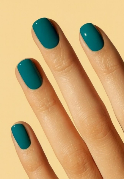 Манікюр на Новий рік 2026: головні кольори та ідеї сезону