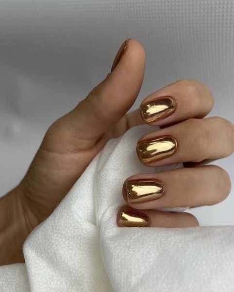 Манікюр на Новий рік 2026: головні кольори та ідеї сезону