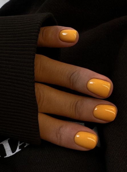 Манікюр на Новий рік 2026: головні кольори та ідеї сезону