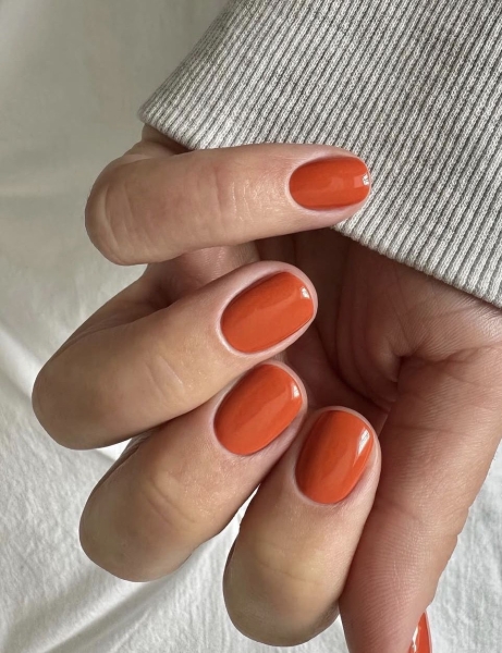 Манікюр на Новий рік 2026: головні кольори та ідеї сезону