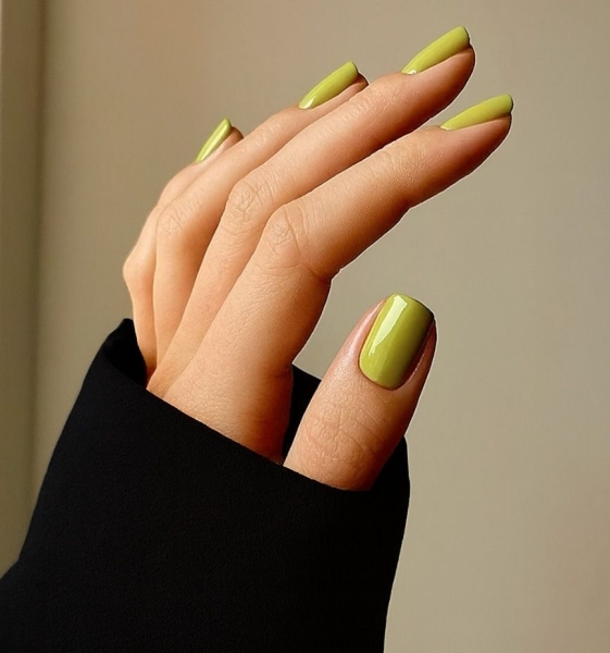 Манікюр на Новий рік 2026: головні кольори та ідеї сезону