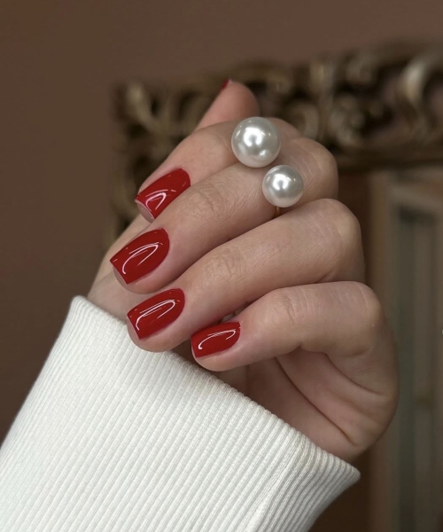 Манікюр на Новий рік 2026: головні кольори та ідеї сезону