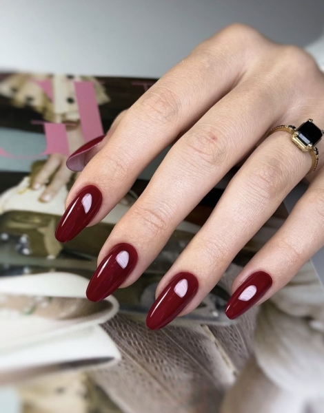 Манікюр на Новий рік 2026: головні кольори та ідеї сезону