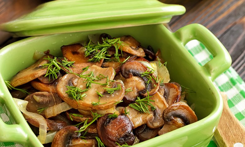 Не кладите грибы на сковороду сразу: настоящий секрет золотистой корочки