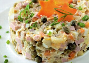 Не кладите в “оливье” вареный картофель: приготовьте его так — и получите совсем другой салат