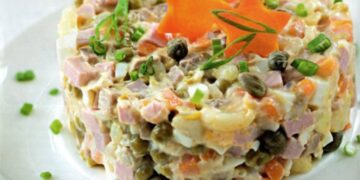 Не кладите в “оливье” вареный картофель: приготовьте его так — и получите совсем другой салат