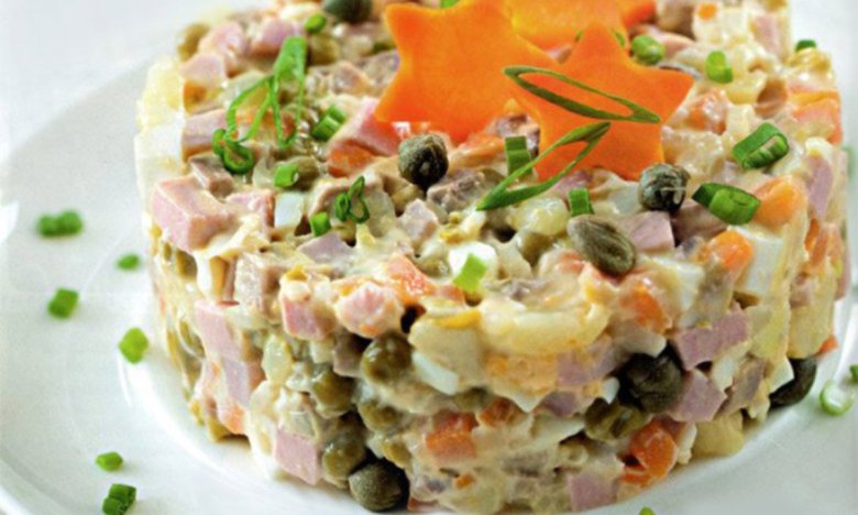 Не кладите в "оливье" вареный картофель: приготовьте его так — и получите совсем другой салат