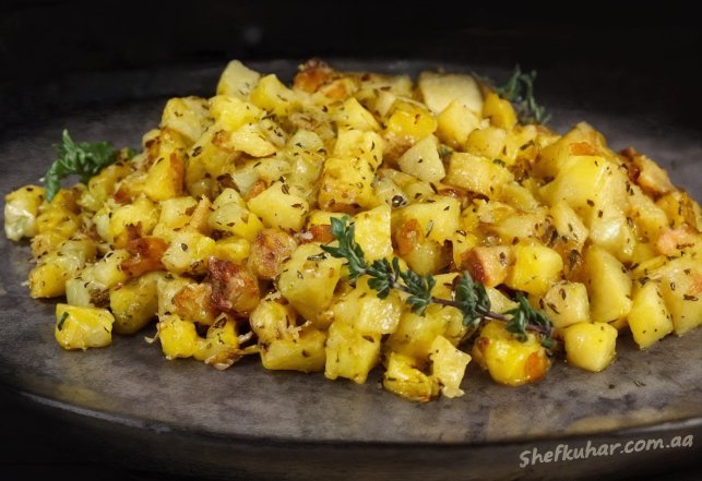 Не кладите в "оливье" вареный картофель: приготовьте его так — и получите совсем другой салат