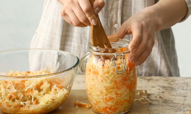 Не нужны ни сахар, ни вода: бабушкин рецепт квашеной капусты