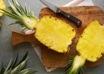Несколько движений ножом – и ананас нарезан: самый удобный способ подачи плода (ВИДЕО)