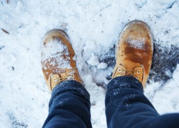 Ноги не мерзнутимуть навіть у сильний мороз: ось що потрібно покласти під устілку