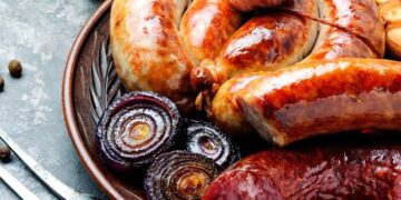 Обязательно сделайте это с колбасой перед запеканием: важный этап, который все пропускают