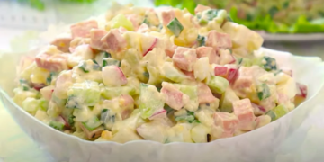 Один вид огурцов испортит “Оливье”: какой продукт добавлять в салат