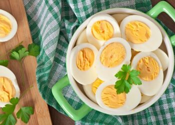 Одно простое действие портит вареные яйца: проверьте, не делаете ли вы так