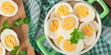 Одно простое действие портит вареные яйца: проверьте, не делаете ли вы так