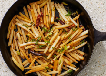 Посыпьте этим сковороду – и жареный картофель больше не прилипнет: странный трюк для золотистой корочки (ВИДЕО)