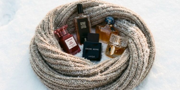 Прянощі, смоли та фрукти: які парфумерні ноти краще розкриваються на морозі