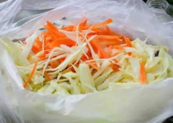 Просто сложите все в пакет: этой квашеной капустой можно лакомиться уже через 2 дня (РЕЦЕПТ)