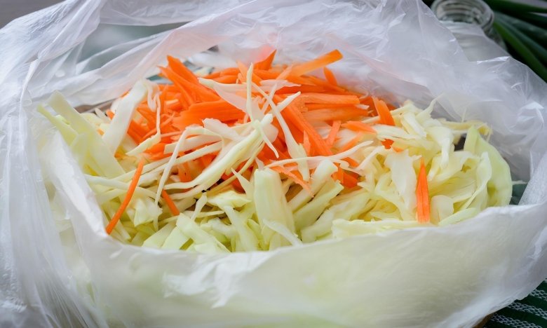 Просто сложите все в пакет: этой квашеной капустой можно лакомиться уже через 2 дня (РЕЦЕПТ)