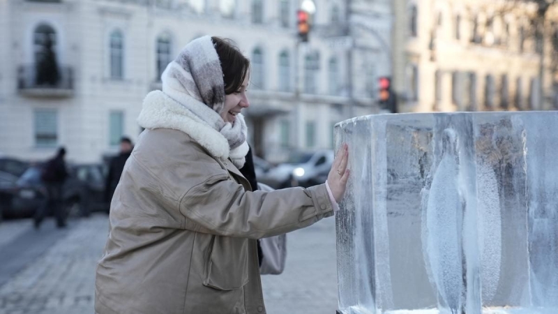 "Розтопи лід, аби зігріти серце": у центрі Києва з'явився незвичайниий арт-об'єкт (фото)