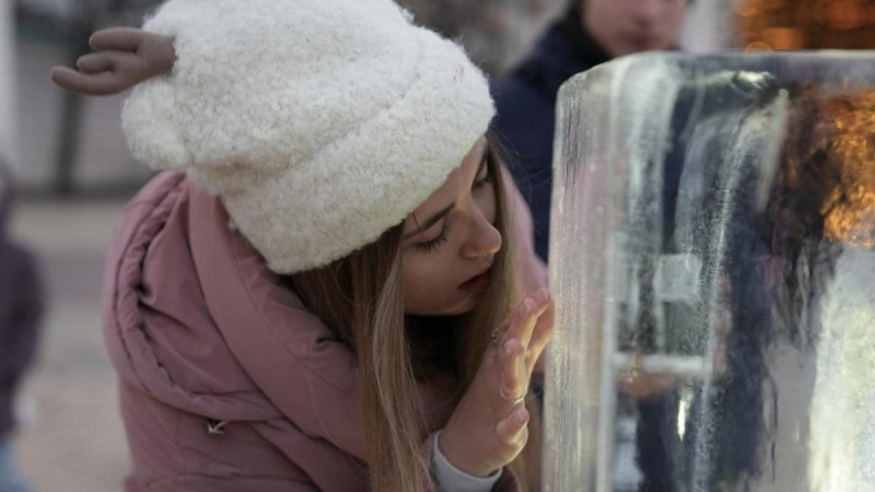 "Розтопи лід, аби зігріти серце": у центрі Києва з'явився незвичайниий арт-об'єкт (фото)