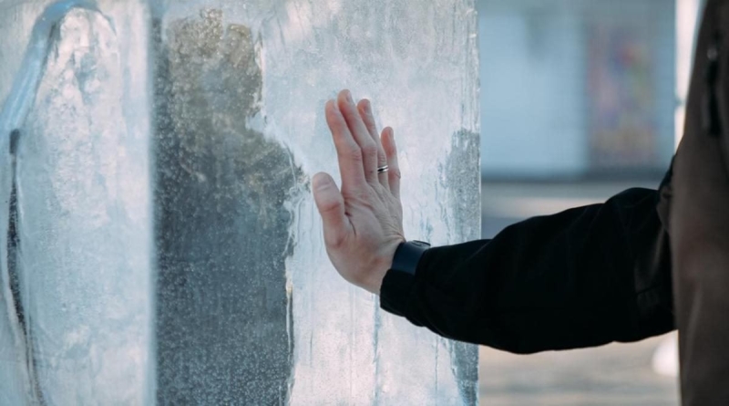 "Розтопи лід, аби зігріти серце": у центрі Києва з'явився незвичайниий арт-об'єкт (фото)