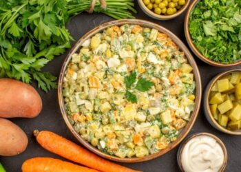 Салат становится в разы вкуснее: как на самом деле класть картошку в “Оливье”