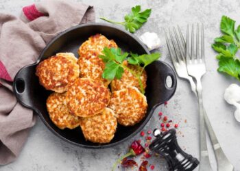 Що краще класти у фарш – хліб чи батон, коли додавати цибулю: пропорція на 1 кг м’яса