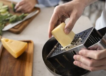 Сыр в морозилке, сахар и секрет нежных отбивных: 3 кулинарные трюки для идеальных блюд