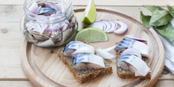 Так маринують скумбрію одиниці господинь, а даремно: виходить смачніше за лосося