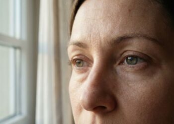 Техніки для зони очей. Як зменшити набряклість та повернути погляду свіжість